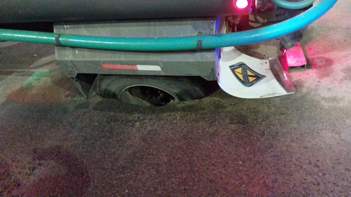 Una pipa de agua cayó en un socavón del bulevar Benito Juárez sin dejar lesionados, en el segundo incidente similar registrado en menos de dos días. Foto: Cortesía