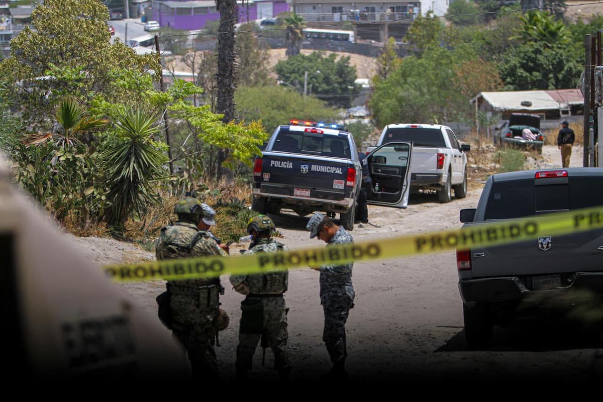 Hallan 2 cadáveres en una cajuela
