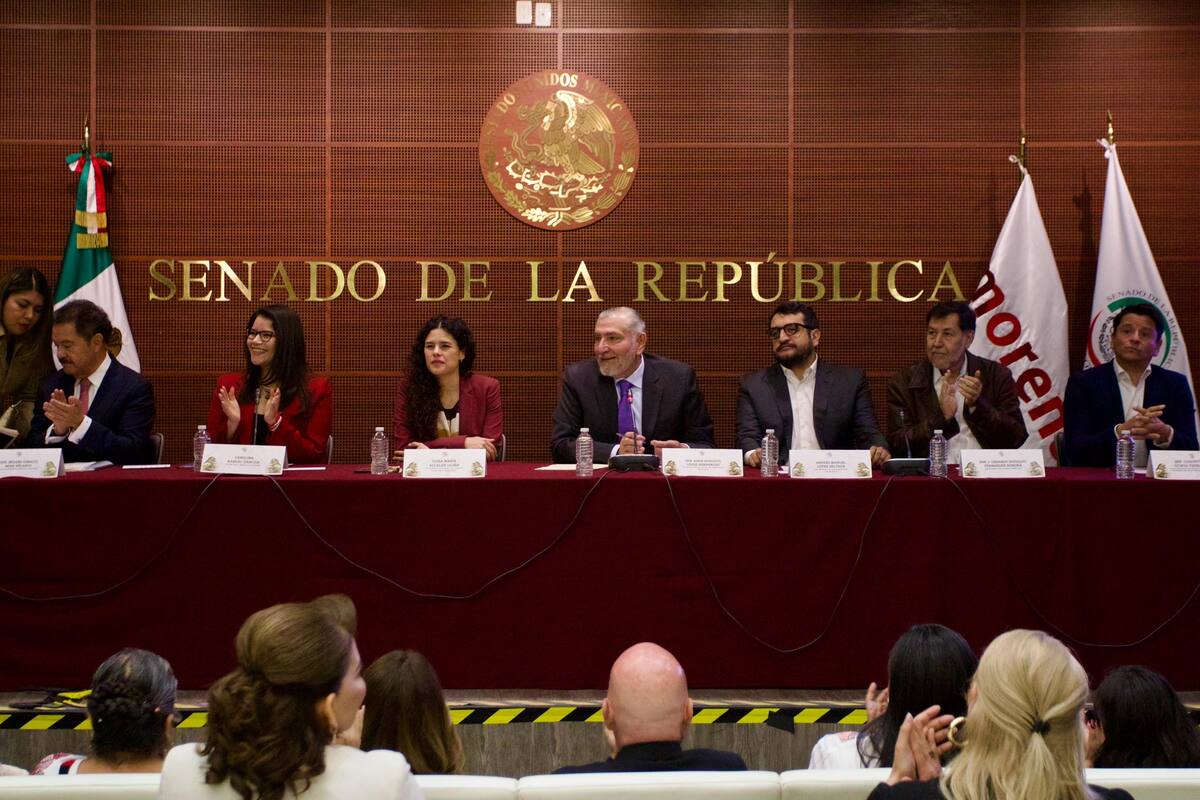 Noroña se afilia a Morena y muestra con orgullo su credencial (FOTO)
