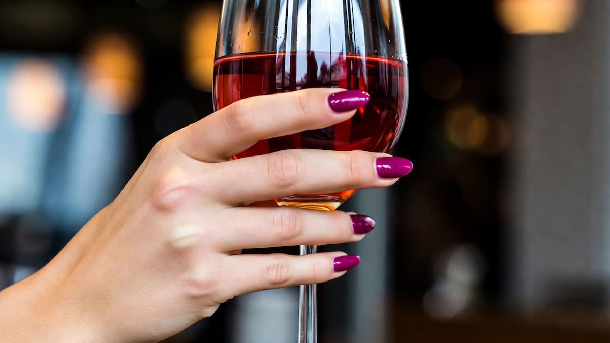 Manicura en tonos vino y burdeos: sofisticación atemporal | Foto: Grok