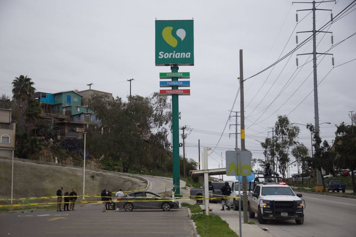 El vehículo había ingresado al supermercado a las 02:30 horas.