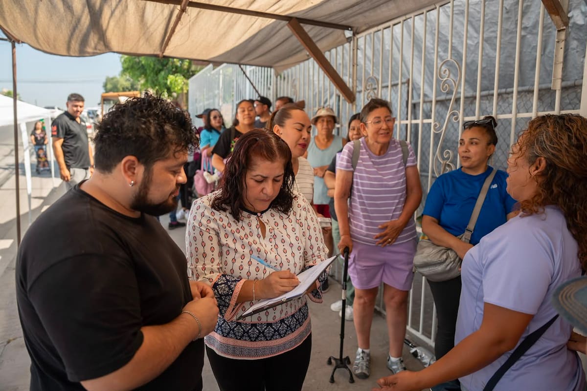 El programa "SAT en tu Colonia" acerca servicios vehiculares a comunidades alejadas y permite aprovechar descuentos de hasta el 100% en multas y adeudos.
Fotos:Border Zoom.