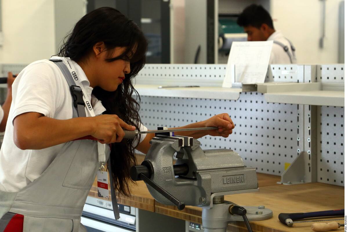 Paga industria 30% menos a mujeres: Analista