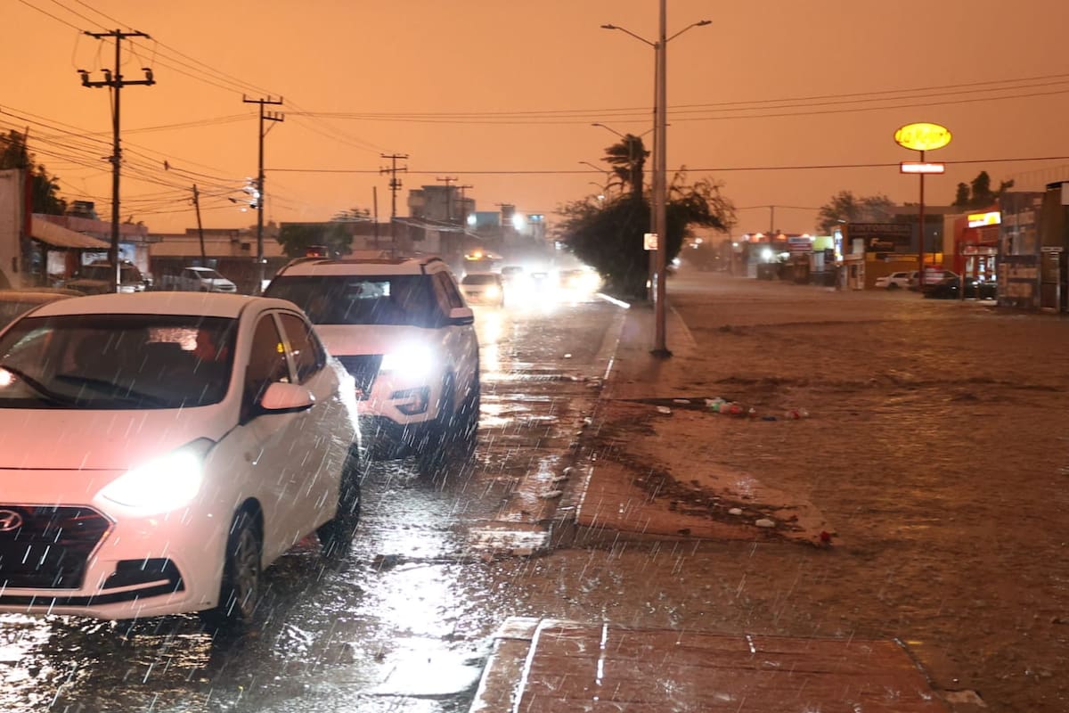 Hermosillo enfrenta fuertes vientos y lluvias que paralizan calles y causan daños