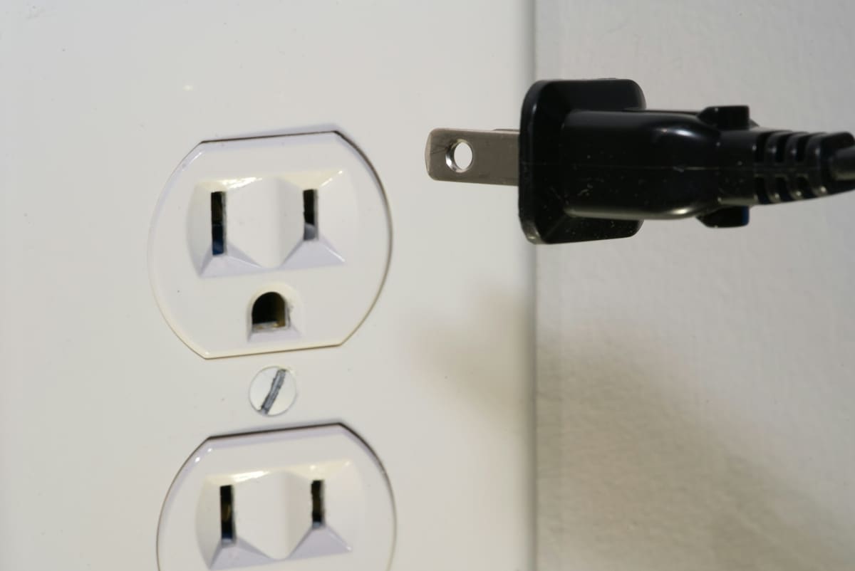Estos pequeños orificios son más que decorativos, ya que contribuyen a la seguridad al usar aparatos eléctricos e impiden desconexiones accidentales, entre otros. | Foto: Unsplash