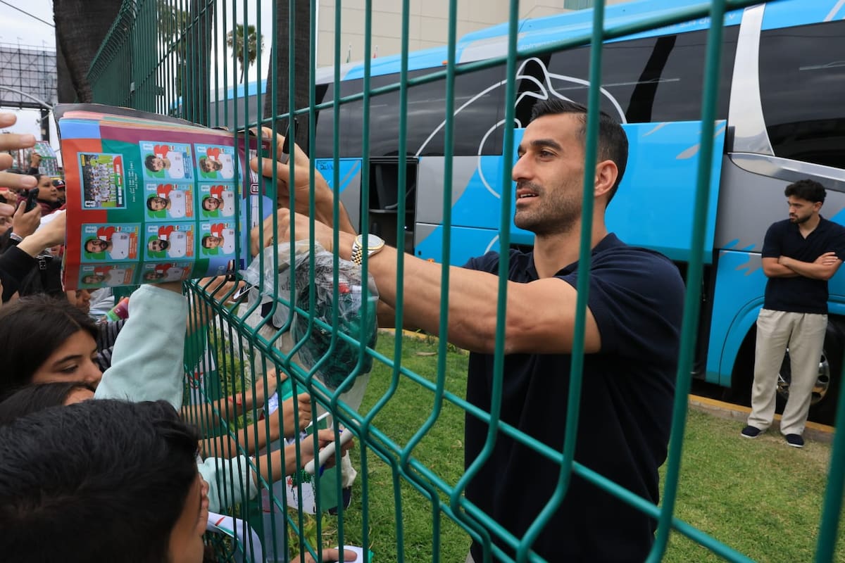 Decenas de seguidores acudieron al hotel donde se concentró el equipo iraní para despedirlo con autógrafos, fotografías y regalos, cerrando así uno de los capítulos mundialistas que vivió Tijuana durante la Copa Mundial de la FIFA 2026. Foto: Sergio Ortiz