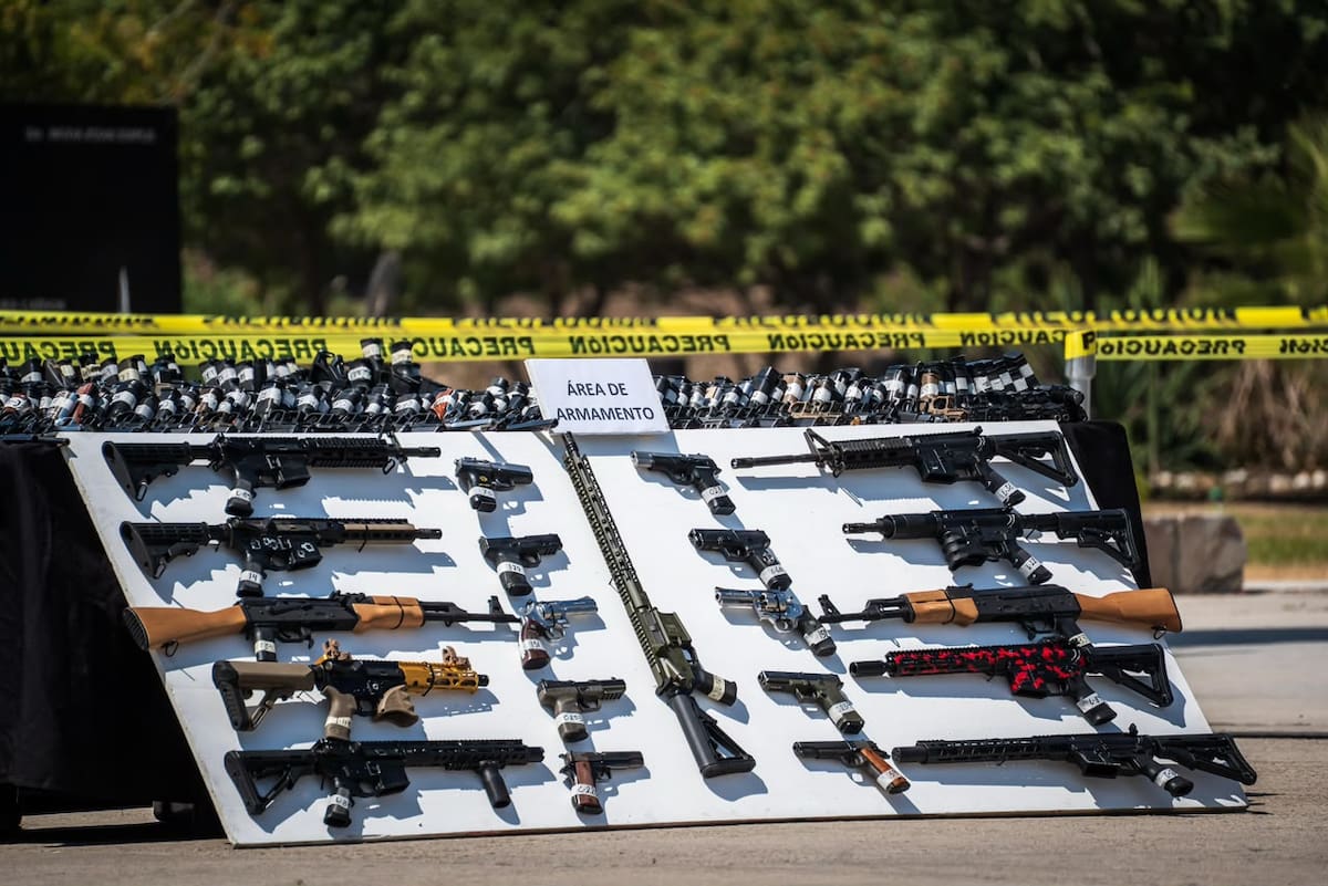 Autoridades destruyeron mil 149 armas de fuego, además de cargadores y cartuchos asegurados en distintos operativos realizados en Baja California. Foto: Border Zoom