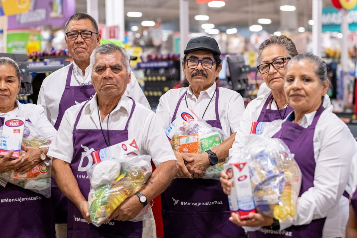 Según el INAPAM, los adultos mayores a partir de los 60 años de edad, puede reincorporarse al mercado laboral, como empacadores en supermercados, mediante el programa de Vinculación Productiva para Personas Adultas Mayores. | Foto: DIF Reynosa