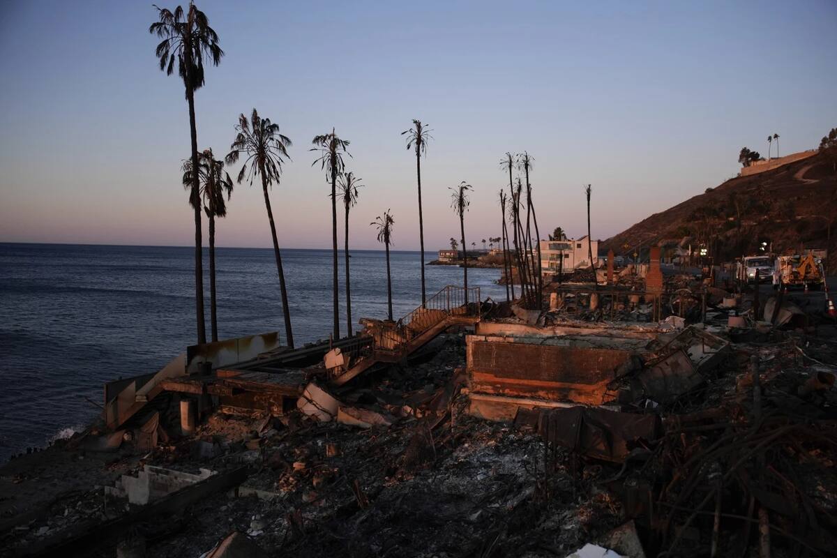 Imagen de las casas reducidas a cenizas ubicadas en la costa del Pacífico en Malibú, California. | Crédito: AP/John Locher