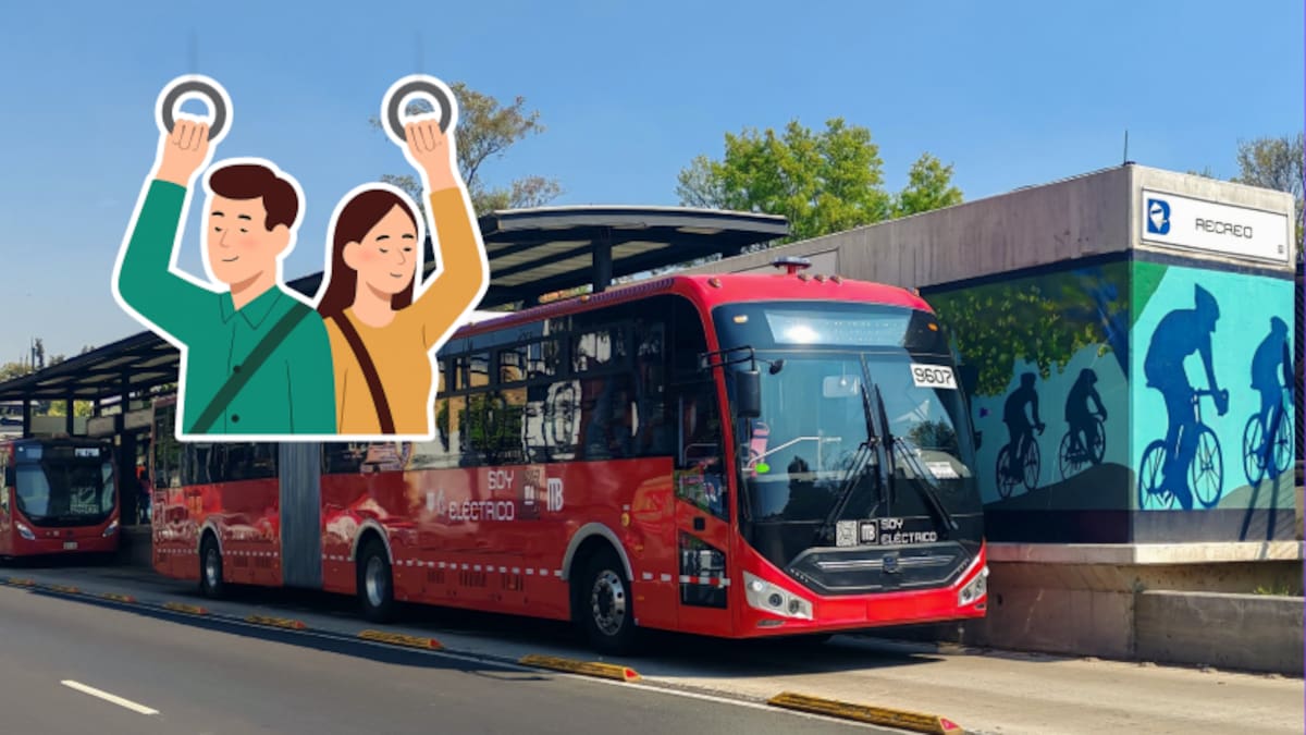 Estas personas tienen que ir de pie en el Metrobús de la CDMX