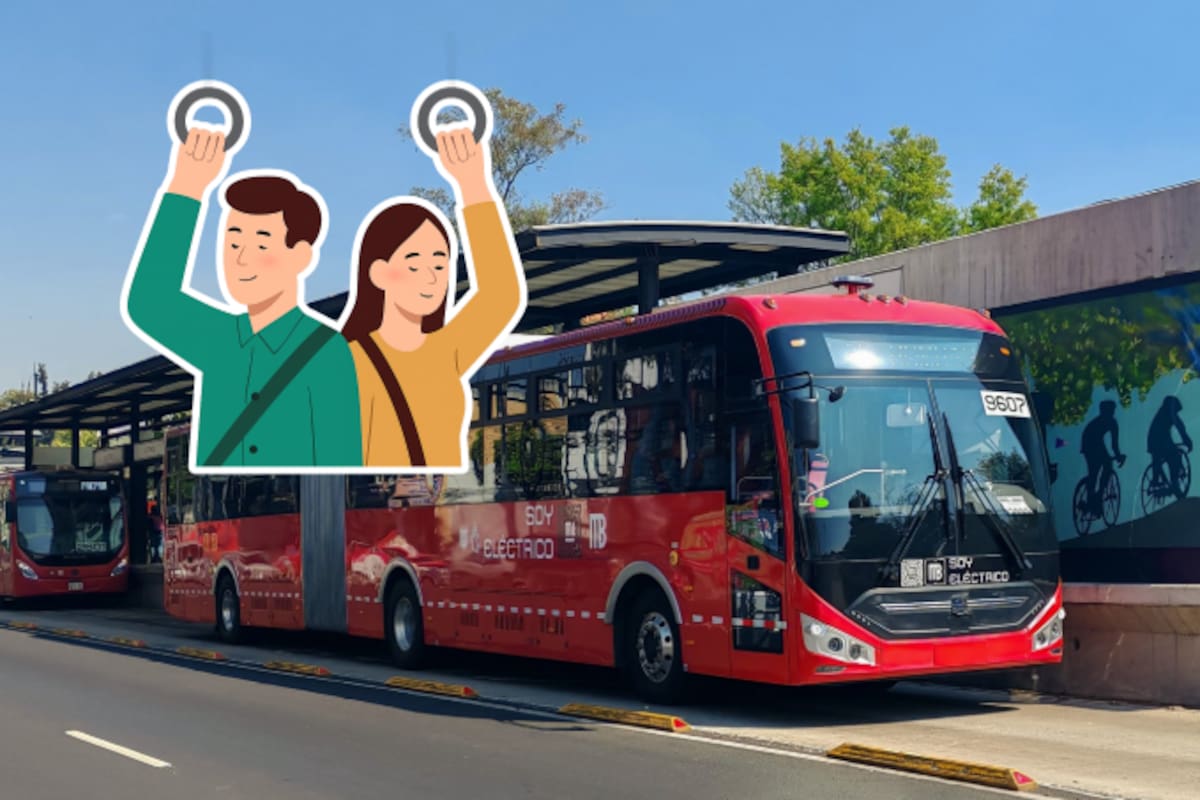 Estas personas tienen que ir de pie en el Metrobús de la CDMX