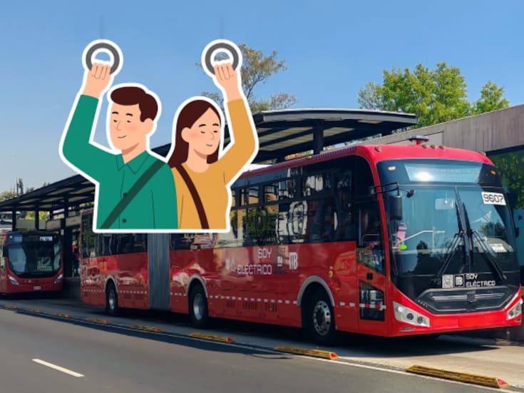 Estas personas tienen que ir de pie en el Metrobús de la CDMX