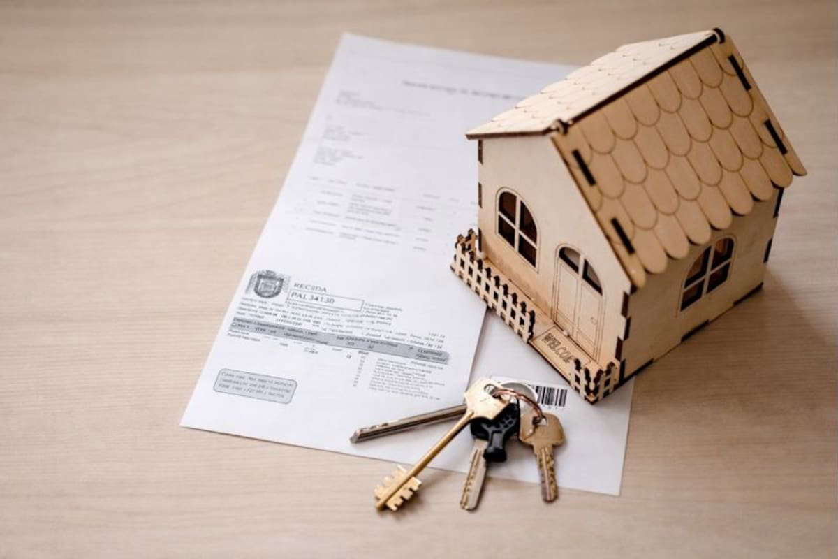 Contrato privado o tener predial a nombre propio no garantiza ser titular de una casa; falta de escrituras puede derivar en pérdidas patrimoniales