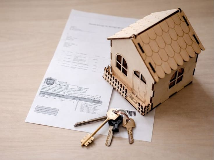 Contrato privado o tener predial a nombre propio no garantiza ser titular de una casa; falta de escrituras puede derivar en pérdidas patrimoniales