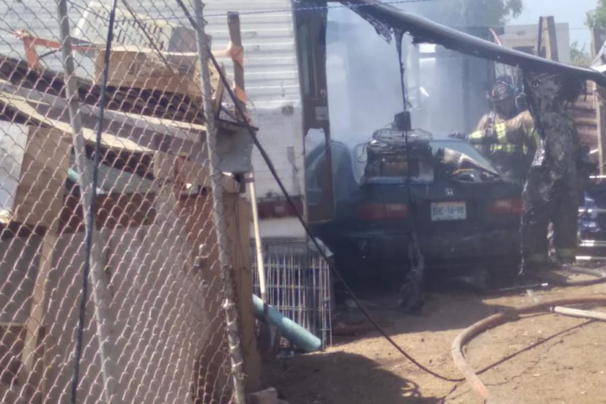 Bomberos de Rosarito sofocan incendio que consumió dos casas y un carro