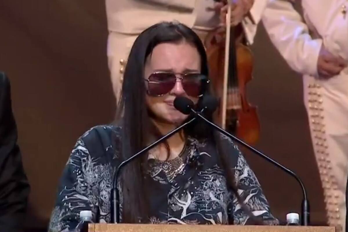 VIDEO: Así rompió en llanto Sarita Sosa durante el homenaje a José José