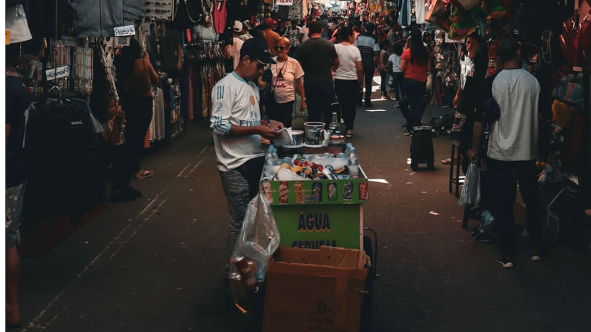 La OCDE advierte que la informalidad, la baja productividad y la desigualdad siguen frenando el crecimiento de América Latina, con México y Brasil siendo los casos más preocupantes
