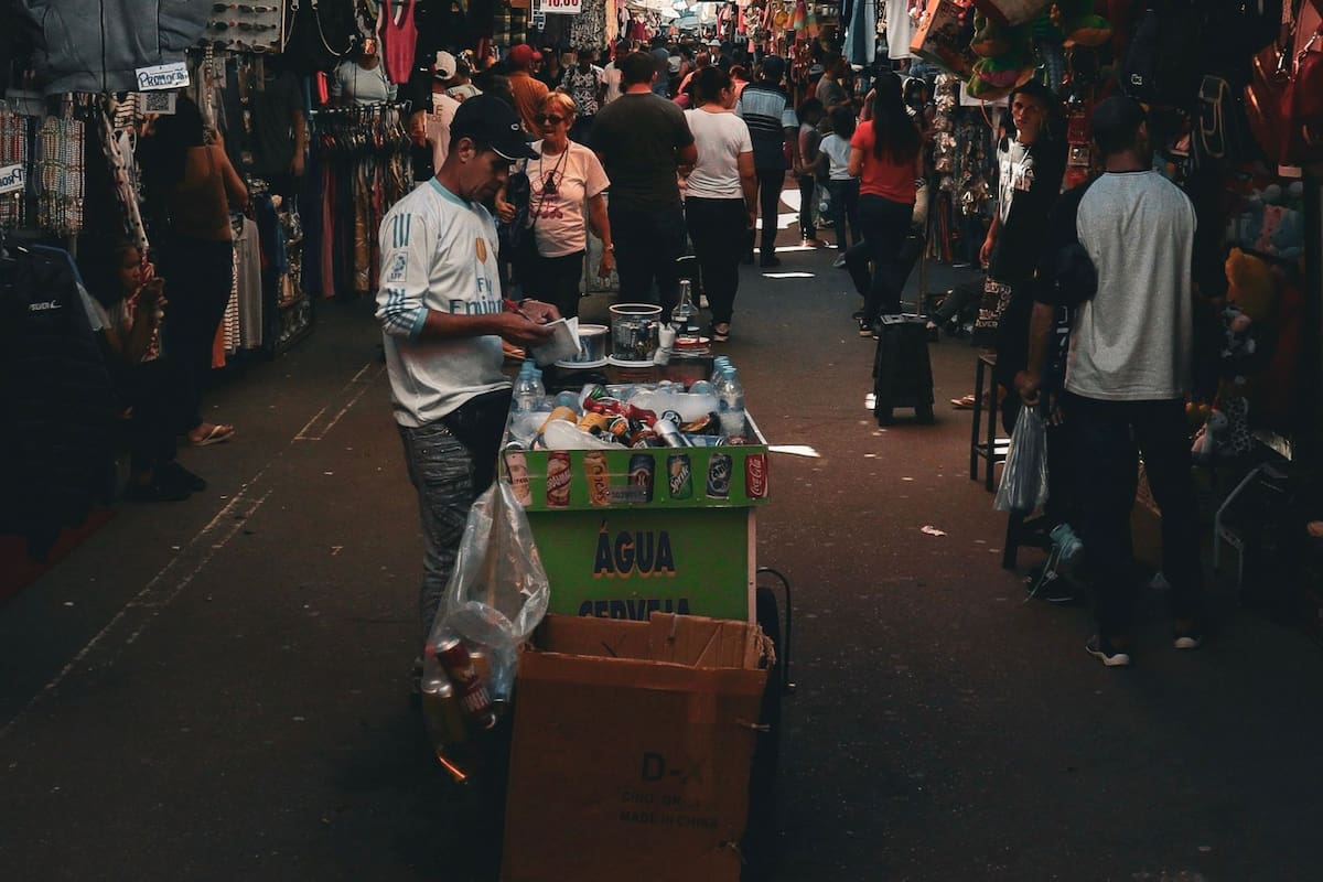 La OCDE advierte que la informalidad, la baja productividad y la desigualdad siguen frenando el crecimiento de América Latina, con México y Brasil siendo los casos más preocupantes