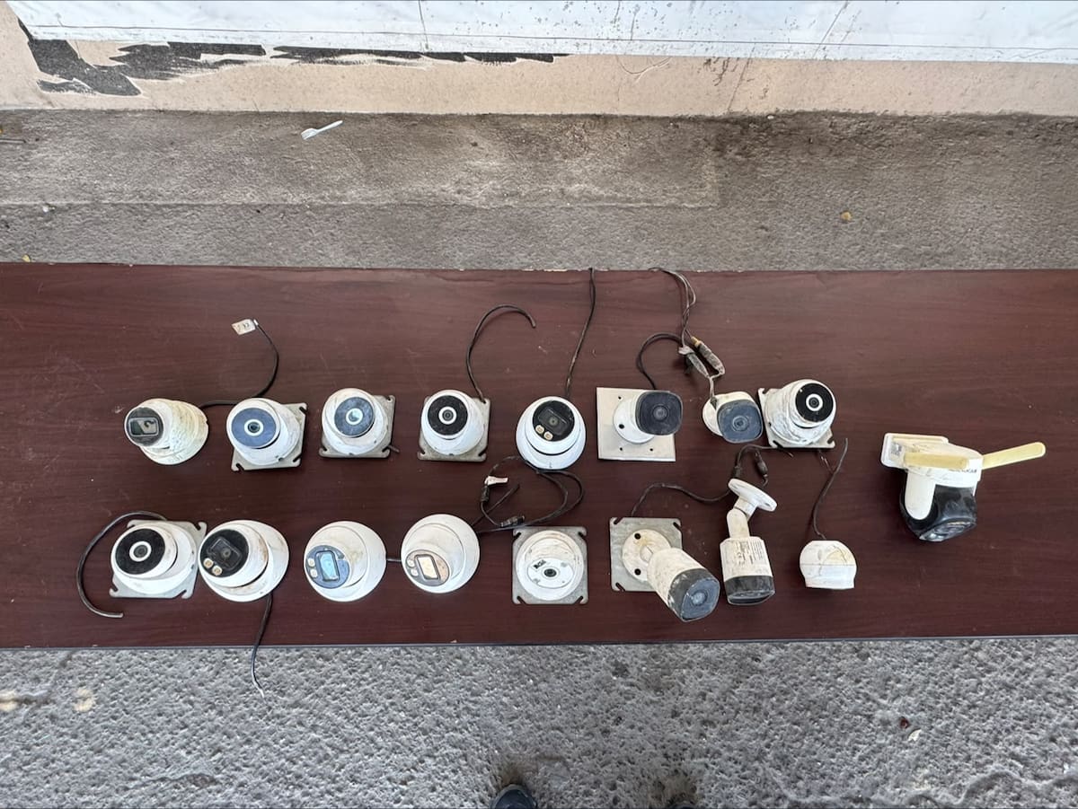 Elementos de seguridad retiraron cámaras de videovigilancia instaladas en postes de telefonía durante un operativo realizado en distintas colonias de Mexicali. Foto: Cortesía