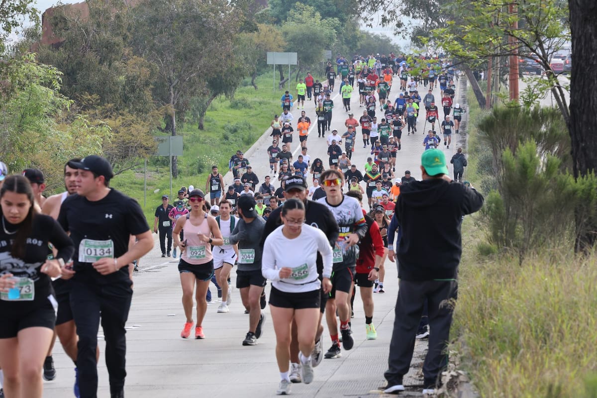 Corredores de todas las edades realizaron la carrera junto a familiares y amigos, entre asociados de comunidades runner e incluso en compañía de sus mascotas.