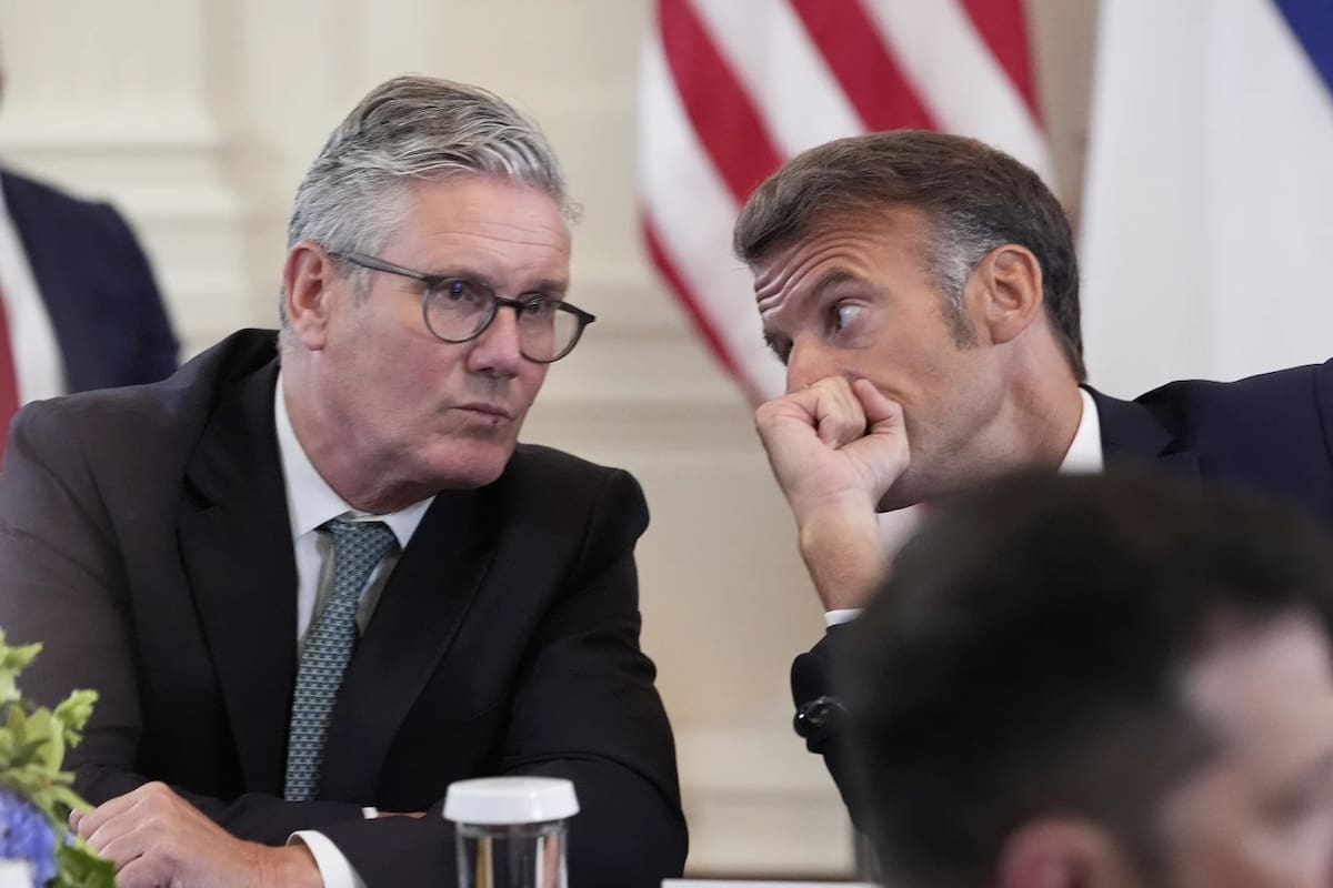 El primer ministro británico, Keir Starmer (izquierda), y el presidente francés, Emmanuel Macron, participan en una reunión con el presidente Donald Trump y el presidente ucraniano, Volodímir Zelenski, en la Sala Este de la Casa Blanca, el lunes 18 de agosto de 2025, en Washington. | Crédito: AP/Alex Brandon