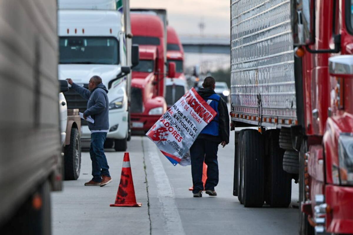 Se manifiestan grupo de transportistas en carretera San Luis: reclaman inseguridad en carreteras