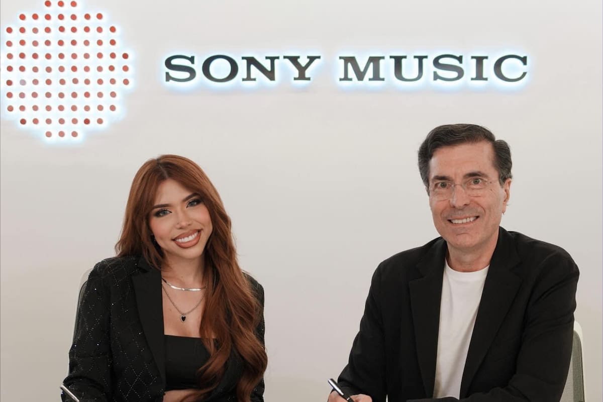 Yeri Mua firma contrato con Sony Music México para lanzar su primer álbum