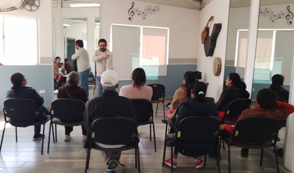 En los centros de salud se imparten charlas a los pacientes sobre las características del contagio y se intensifica la búsqueda de casos.