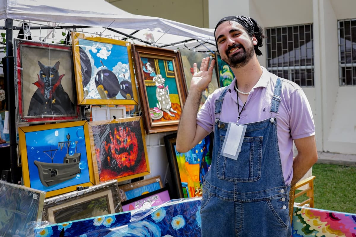 Dejó su empleo para vivir del arte: Jonathan vende sus cuadros en la FIL UABC 2026
