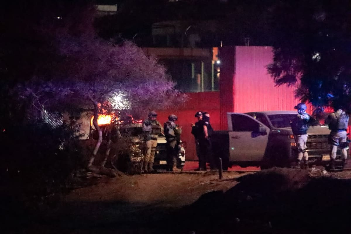 La víctima, de aproximadamente 30 años, fue atacada la noche del domingo en una zona de viviendas irregulares cercana al CEART.
Fotos: Border Zoom.