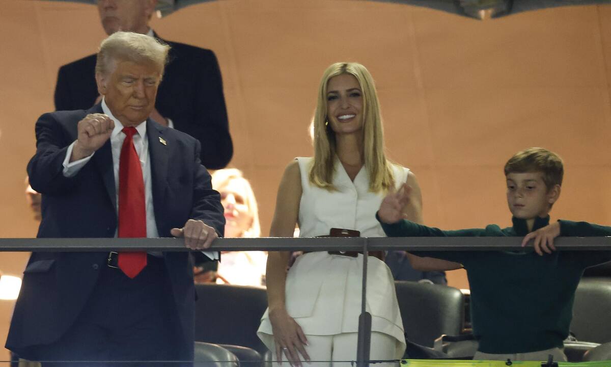 El presidente de EU, Donald Trump, (I) y su hija Ivanka Trump (C), antes del Super Bowl LIX entre los Kansas City Chiefs y los Philadelphia Eagles en el Caesars Superdome de Nueva Orleans, Luisiana. | Crédito: EFE/EPA/ERIK S. LESSER