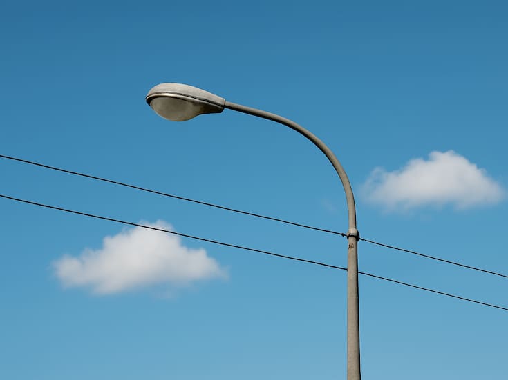 Prevén terminar en marzo instalación de luminarias LED