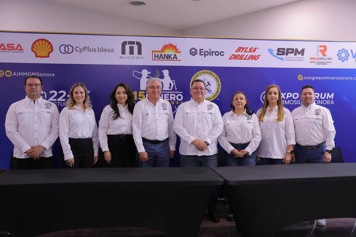 Miembros de la Asociación de Ingenieros de Minas, Metalurgistas y Geólogos en México (Aimmgm) Distrito
Sonora, encabezados por su presidente David Ramos Félix, anunciaron el Congreso Internacional Minero 2024. FOTO: JULIÁN ORTEGA