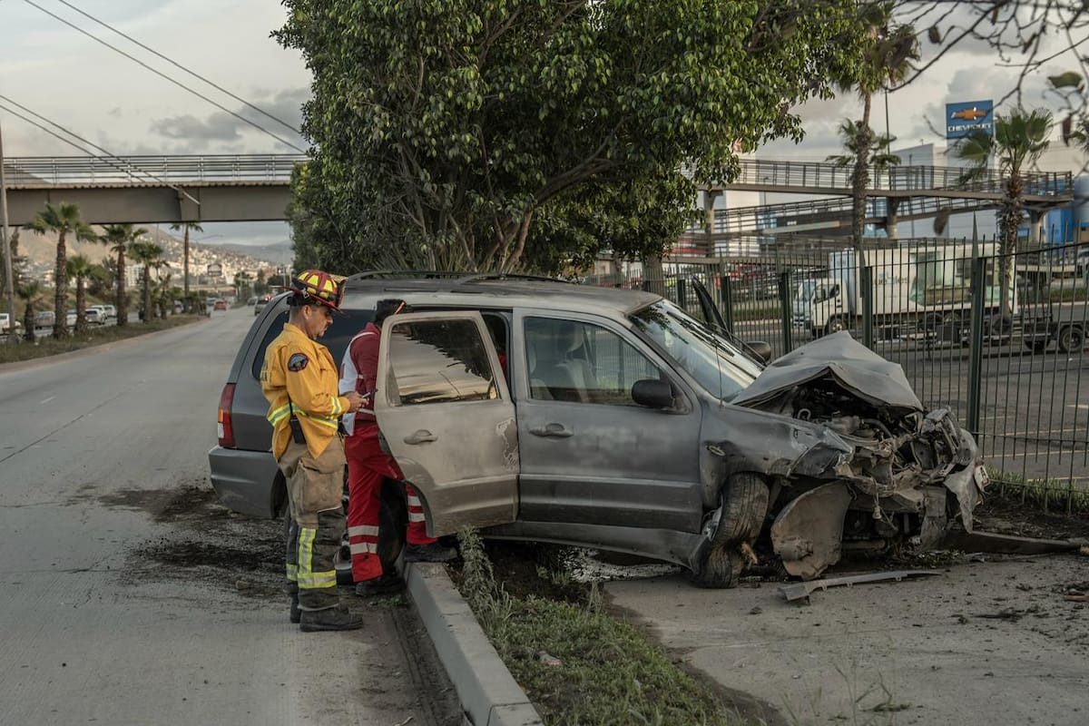 Accidente en Vía Rápida Poniente deja una pick up volcada y una camioneta destrozada