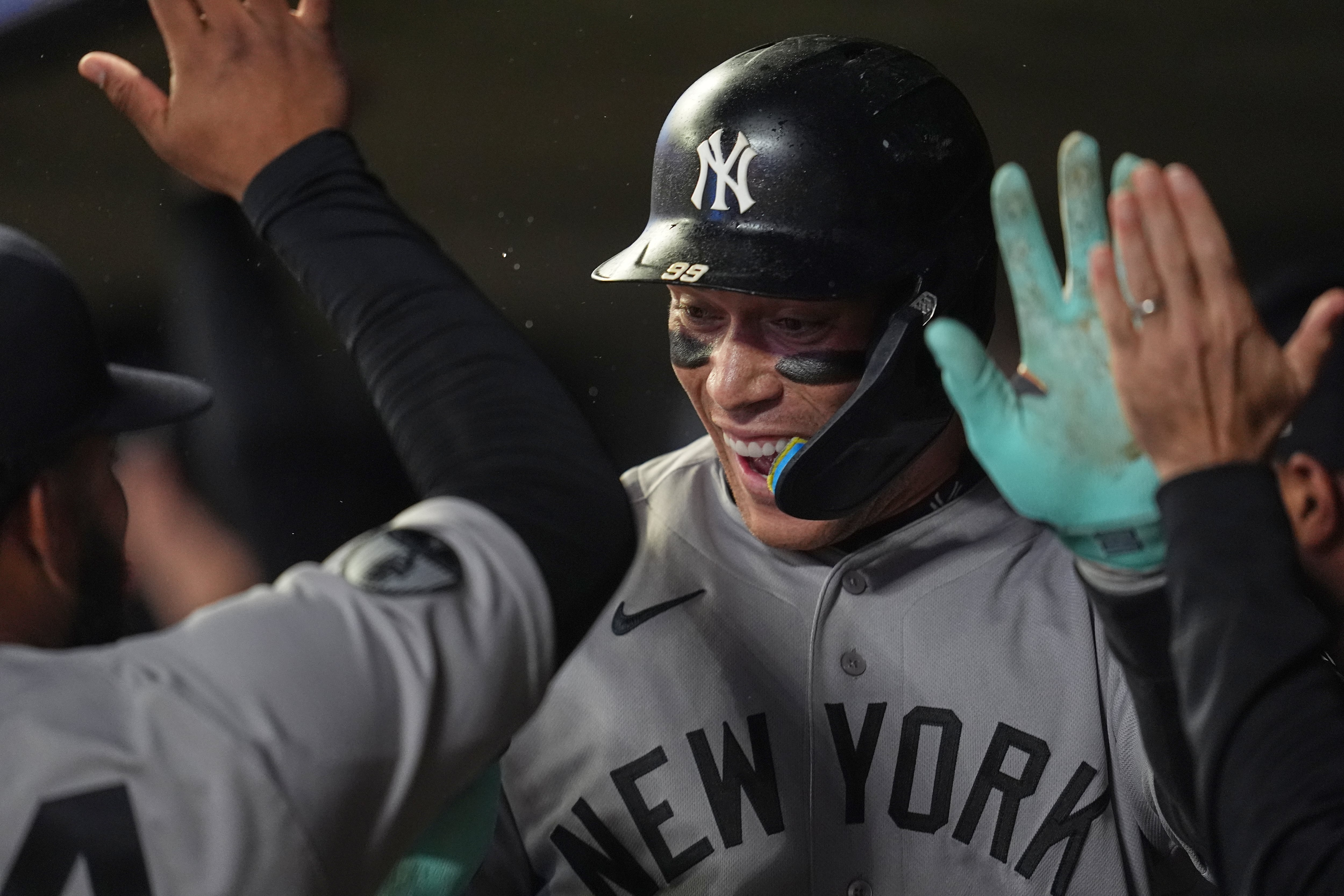 El pelotero de los Yankees de Nueva York, Aaron Judge, celebra en la cueva tras conectar un cuadrangular de tres carreras durante la octava entrada de un partido de béisbol contra los Mellizos de Minnesota, el lunes 14 de septiembre de 2026, en Minneapolis. (Foto AP/Abbie Parr)