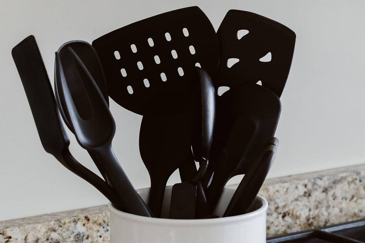 Por qué los utensilios de plástico negro están generando preocupación