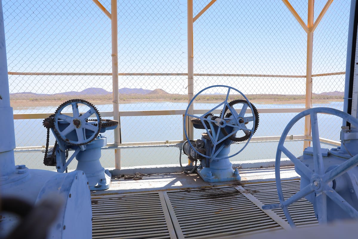 El embalse Punta de Agua, ubicado en la zona rural de Guaymas, pasó de bajos niveles de almacenamiento a iniciar un desfogue controlado tras las lluvias de Polo. FOTO ILUSTRATIVA: BANCO DIGITAL GH