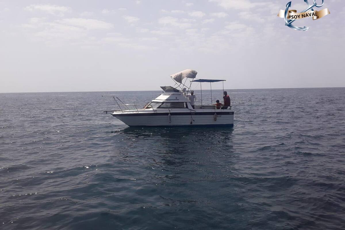 Rescatan en Guaymas a embarcación que se quedó a la deriva en el mar