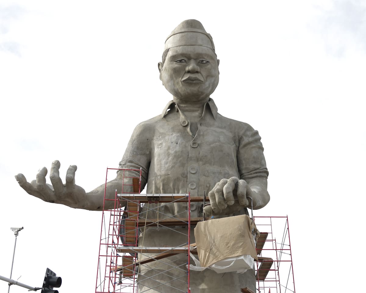 Restan 3 días para que la escultura del Cocinero Chino se termine y se pueda entregar l Foto. Javier Gallegos