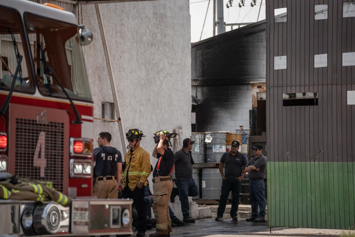 Evacúan a trabajadores tras incendio en bodega de pinturas en Tijuana