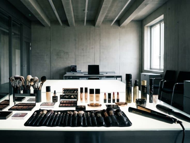 El Senado gastó más de 200 mil pesos en maquillaje y planchas profesionales: así operaba la estética interna que desató la polémica