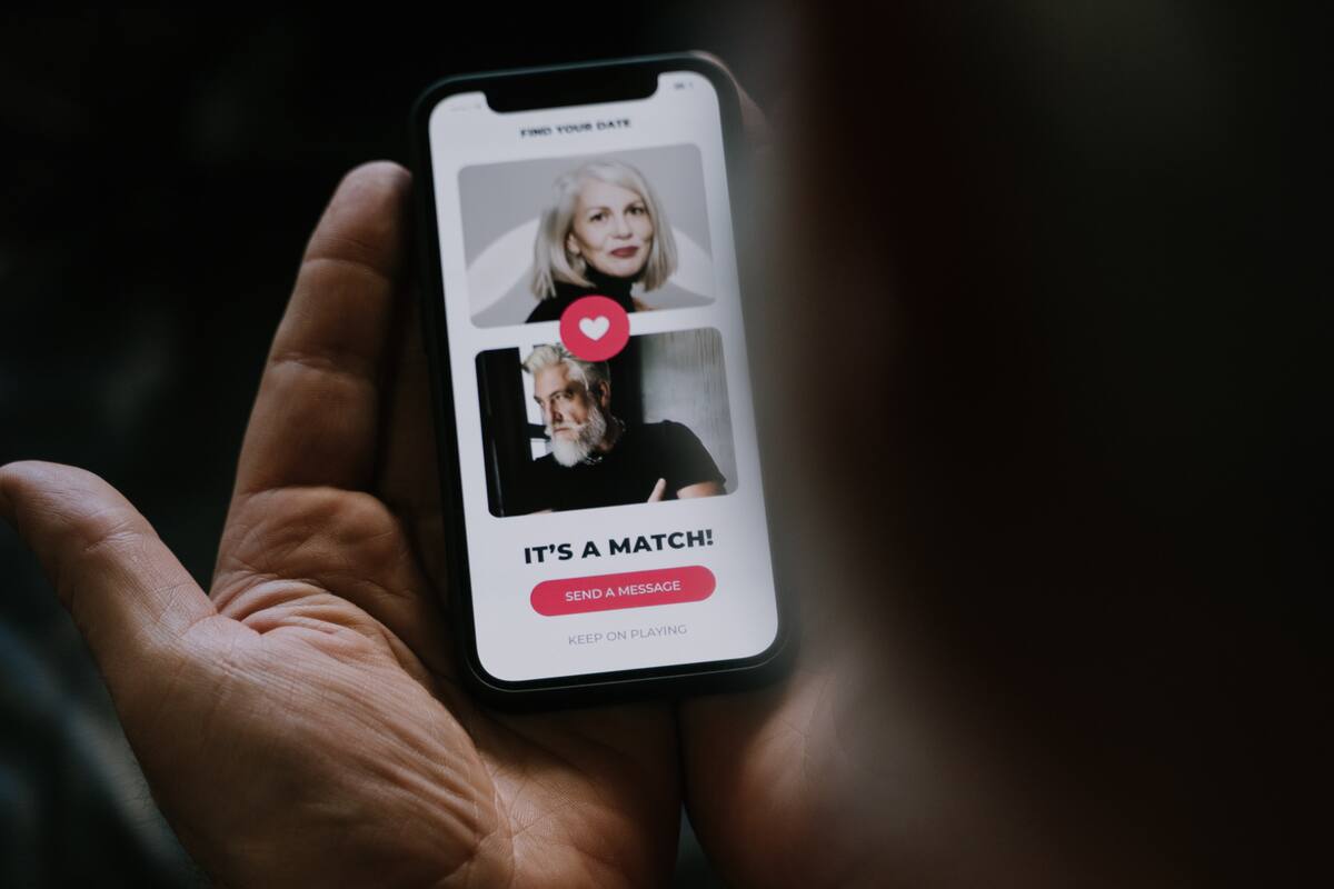 Cómo funciona el amor en la era de las apps de citas, según una psicóloga