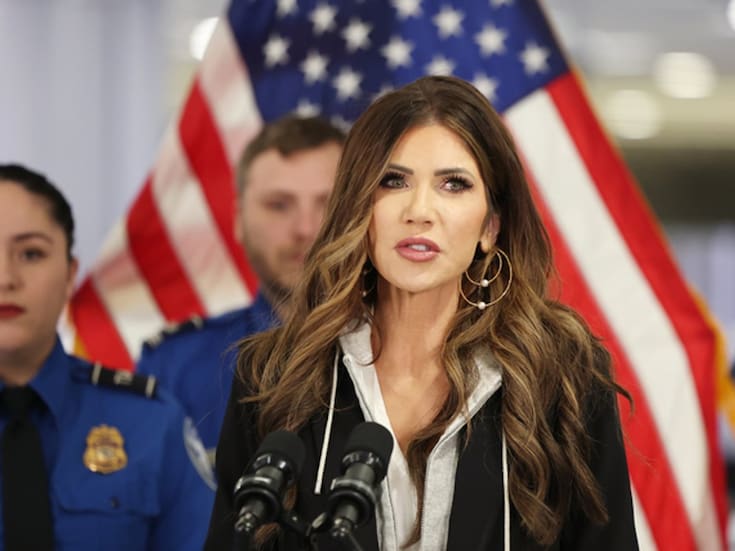 Kristi Noem pide prohibición total de viajes tras ataque de inmigrante afgano; Trump congela solicitudes de asilo