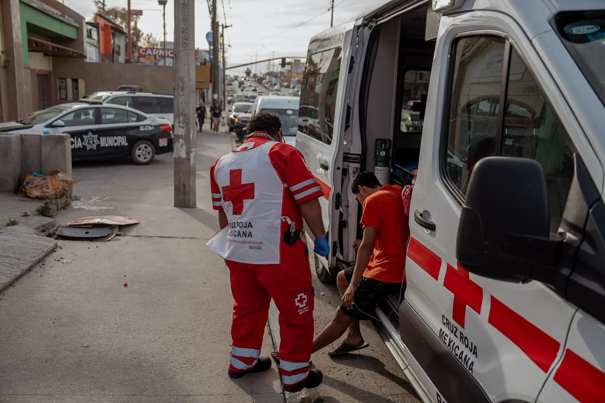 El hombre de 24 años fue localizado en el bulevar Cucapah y atendido por cuerpos de emergencia. Foto: Border Zoom