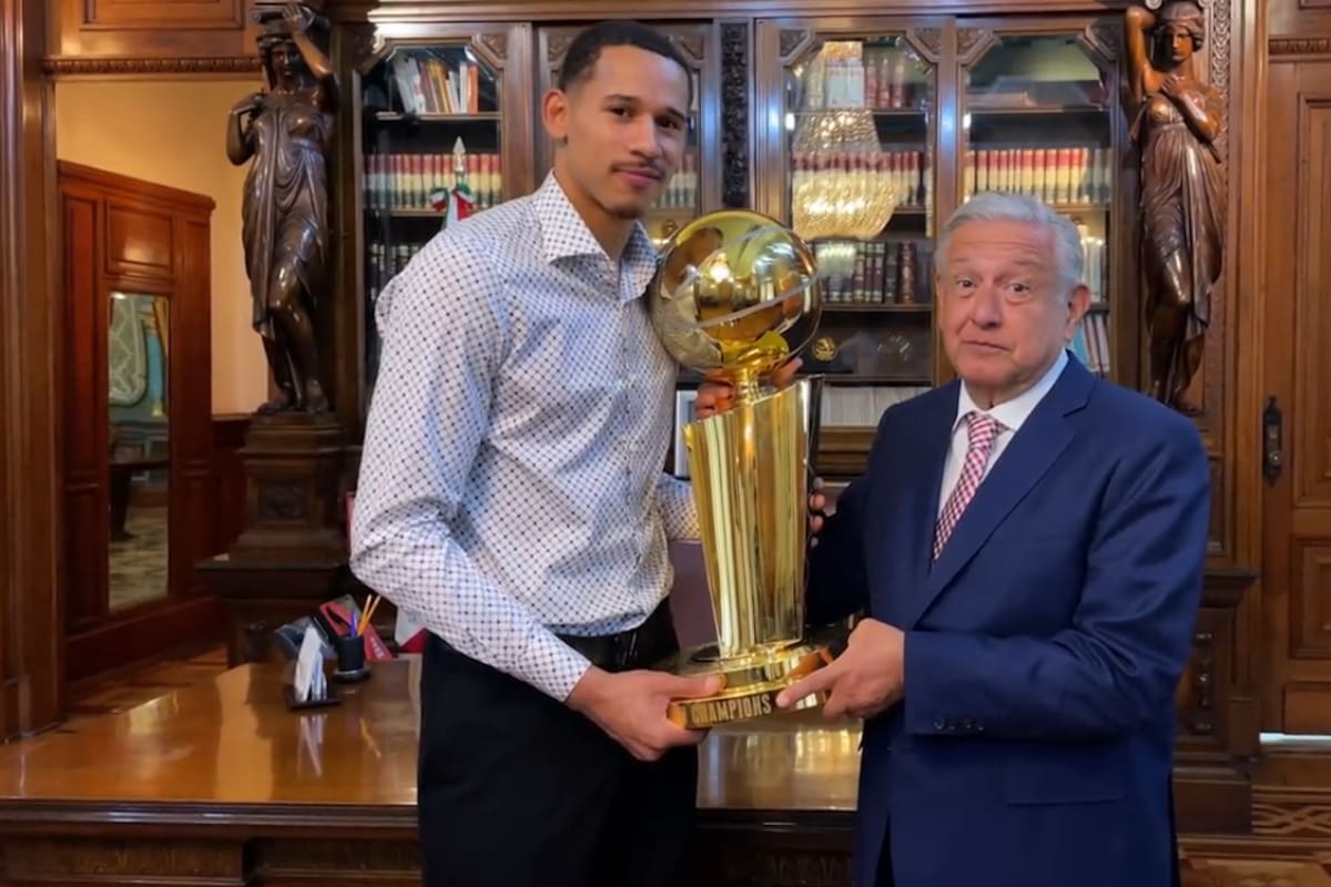 AMLO recibe visita de Juan Toscano, primer mexicano campeón de NBA