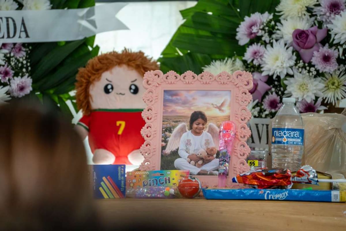 Entre flores, peluches y los dulces que más le gustaban, familiares y seres queridos despidieron a la menor durante los servicios funerarios en la funeraria El Paraíso, en la Zona Centro. Foto: Border Zoom