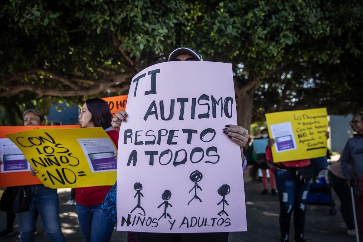 Madres de niñas y niños con autismo y personas con discapacidad interpusieron una denuncia colectiva contra la directora de CEMUJER por un mensaje considerado ofensivo difundido en redes sociales. Foto: Border Zoom