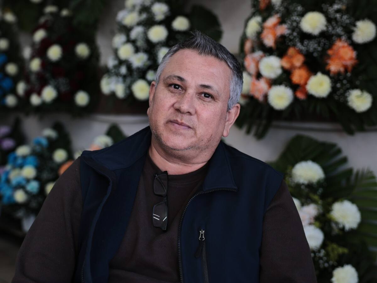 Javier López: es  comerciante y cuenta sobre los incrementos en los precios de los flores para este San Valentín. l Foto: Javier Galllegos