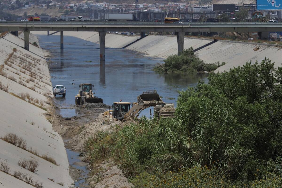 Se integran empresas a limpieza de canalización del Río Tijuana