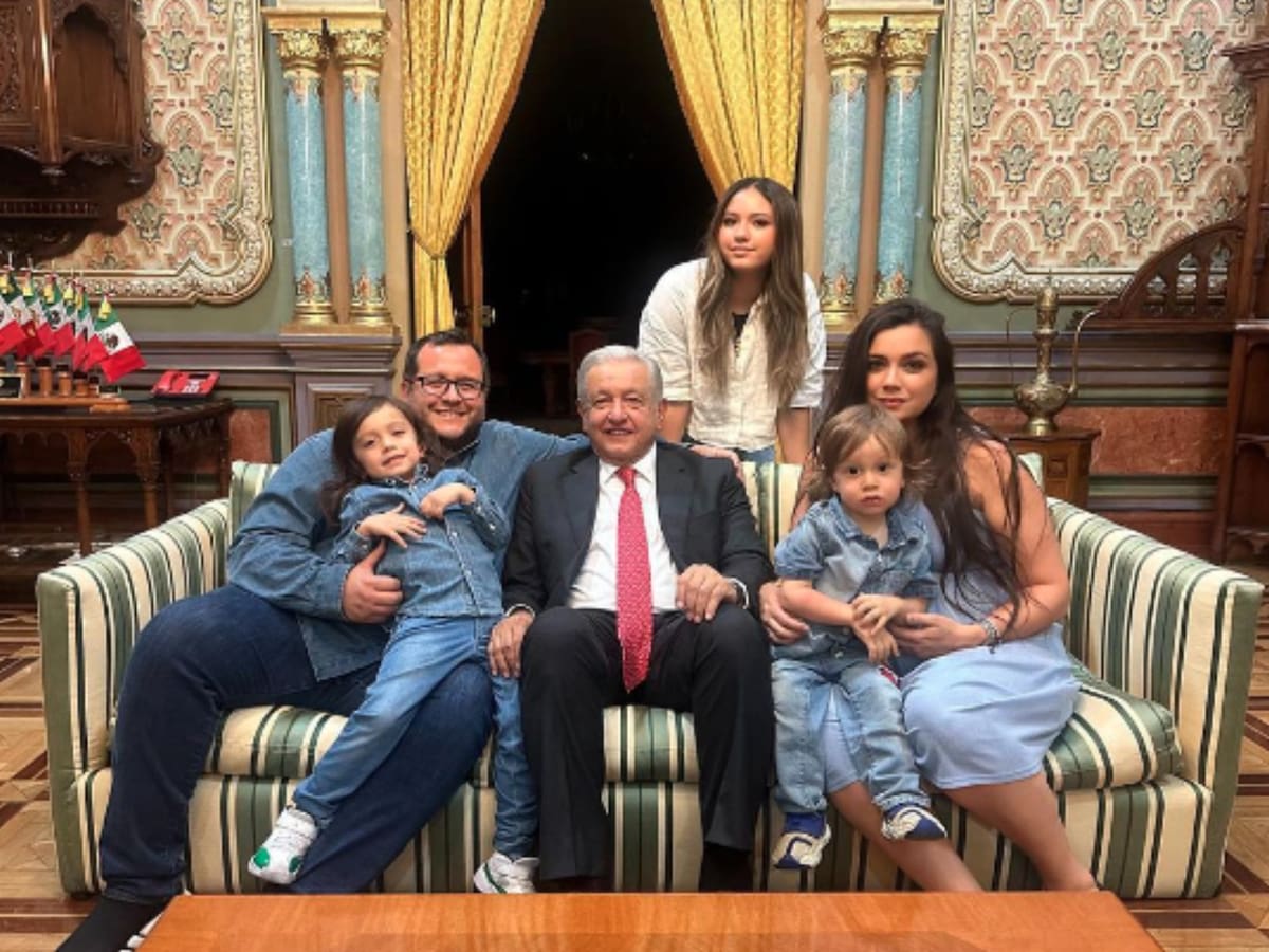 Carolyn Adams (sentada en el sillón, a la derecha) compartió una fotografía familiar con un emotivo mensaje a su suegro, Andrés Manuel López Obrador. | Crédito: Instagram @carolyn121212